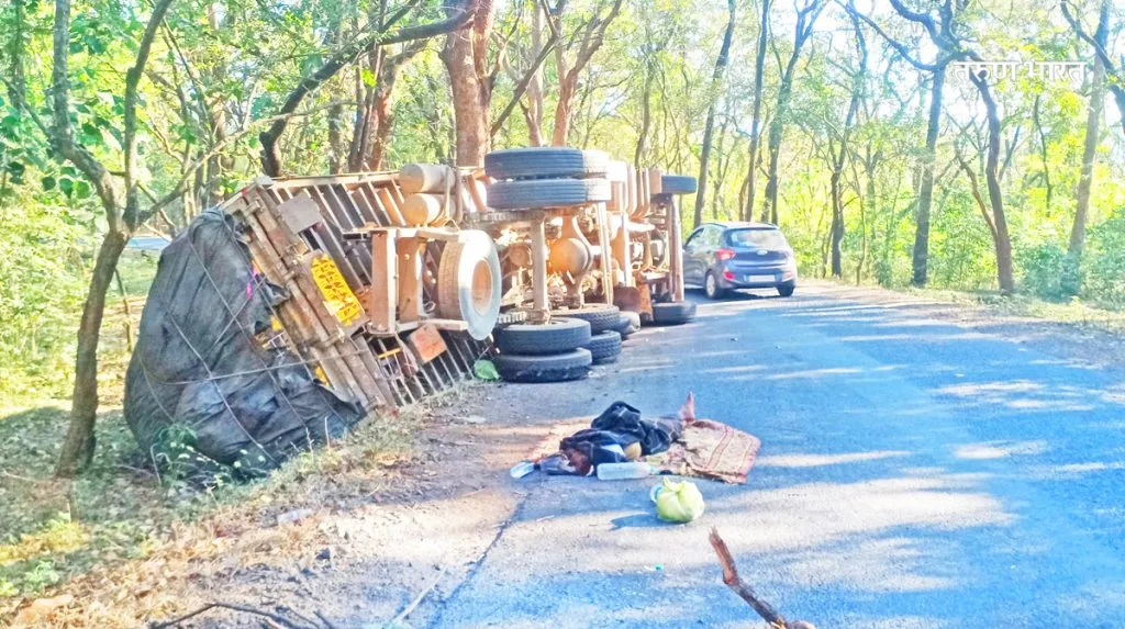 जांबोटीनजीक कचरावाहू ट्रक कलंडला