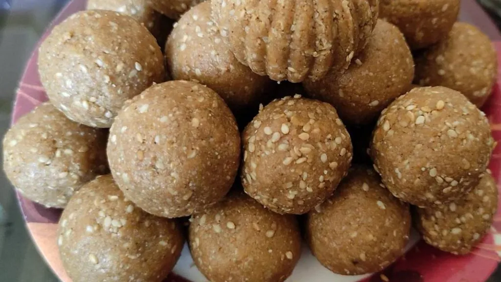 १० मिनिटांत बनवा तिळगुळाचे खमंग लाडू