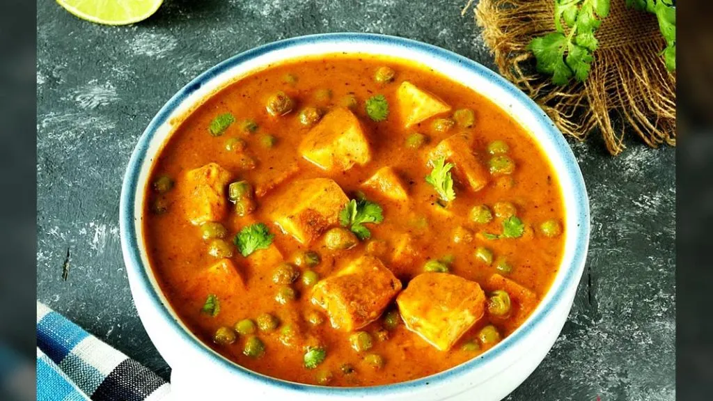 घरच्या घरी बनवा रेस्टॉरंट स्टाईल मटर पनीर