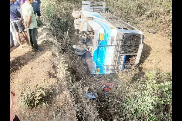 बेतोडा येथे प्रवाशी बस शेतात उलटून 30 प्रवासी जखमी