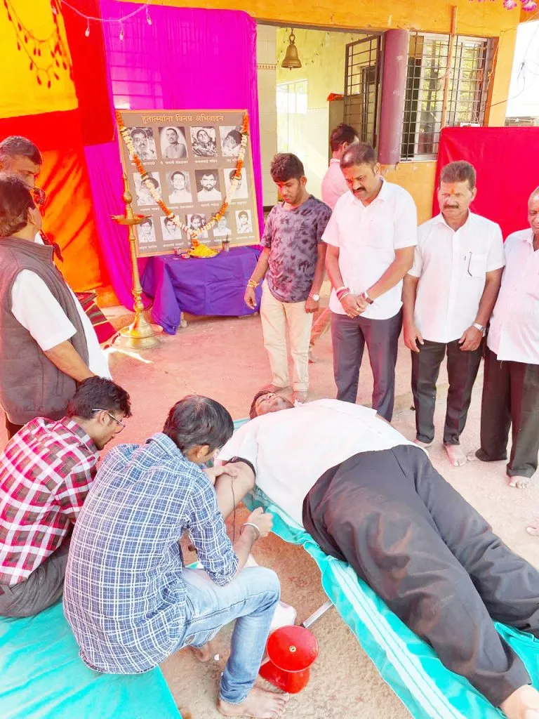 रक्तदान करून हुतात्म्यांना अभिवादन