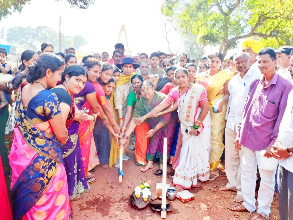 सुळगा येथील रस्ताकामाचा शुभारंभ