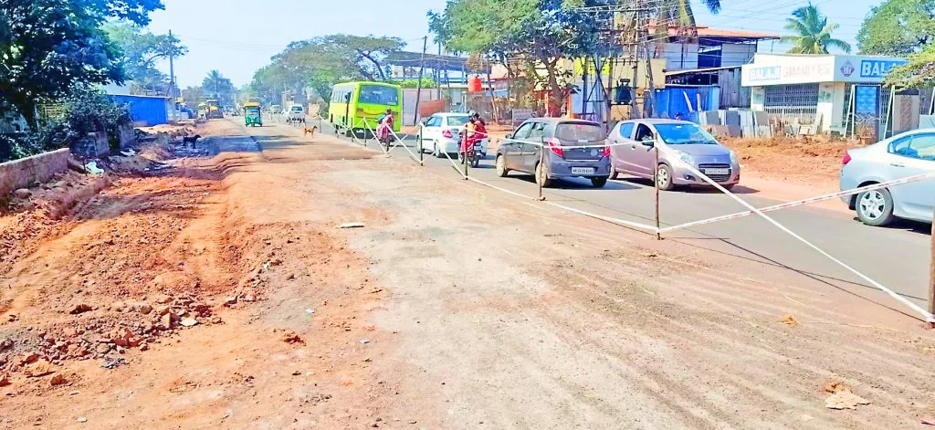 रुंदीकरणामुळे सांबरा रोडवर वाहतूक कोंडी