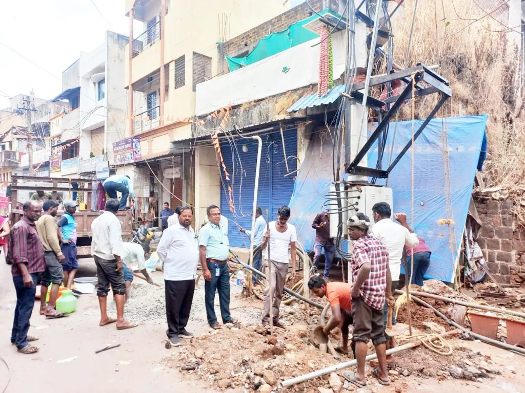 अखेर पांगुळ गल्लीतील ‘ते’ खांब हटविले