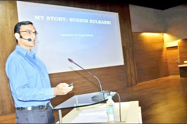 सुधीर कुलकर्णी यांनी साधला जीआयटी-व्हिटीयु विद्यार्थ्यांशी संवाद