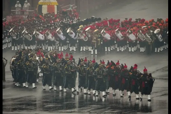 पर्जन्यसरींच्या वर्षावात ‘बीटिंग द रिट्रीट’