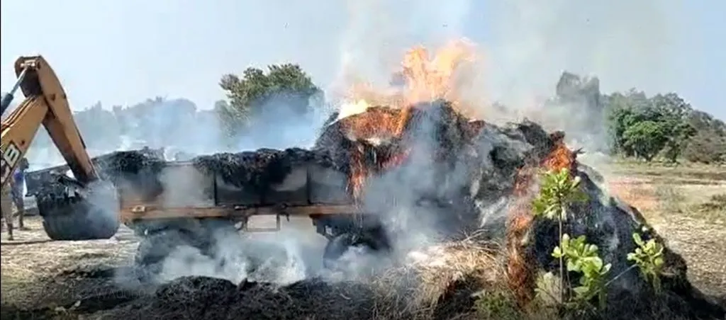 नावगे येथे गवताच्या ट्रॅक्टरना भीषण आग..