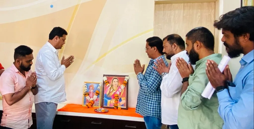 किरण जाधव यांच्या कार्यालयात राजमाता जिजाऊ जयंती-स्वामी विवेकानंद जयंती साजरी