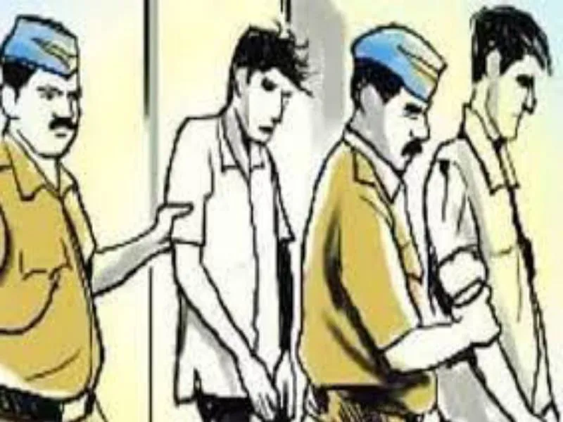 महिलेवर पाळत ठेवणारे दोन गुप्तहेर पोलिसांच्या ताब्यात