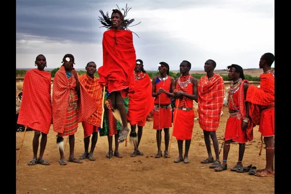 पाहुण्यांना पाहताच उडय़ा मारू लागतात लोक