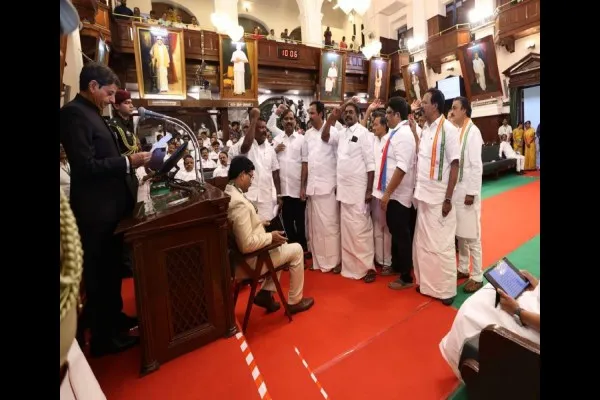 तामिळनाडू विधानसभेत गोंधळ, राज्यपालांचा वॉकआउट