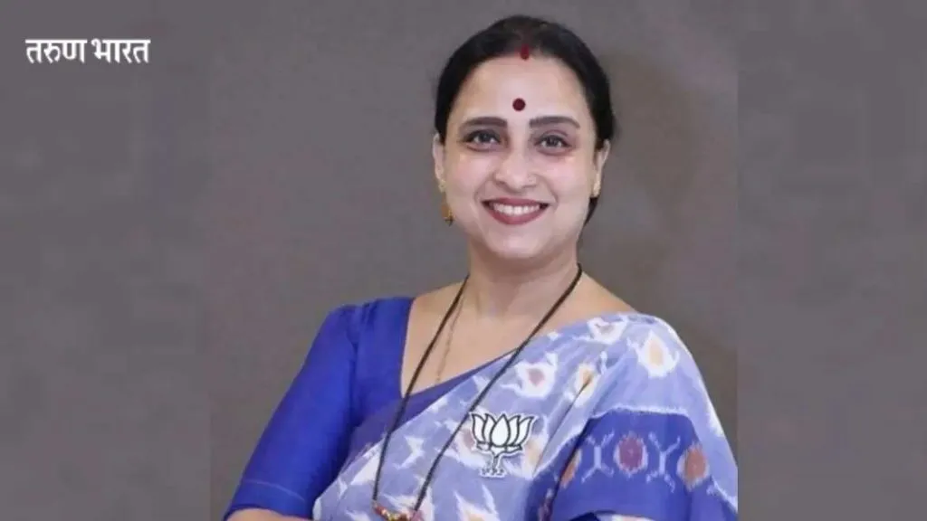 रुपाली चाकणकर पक्ष सोडून जाणार होत्या मी त्यांना थांबवल- चित्रा वाघ