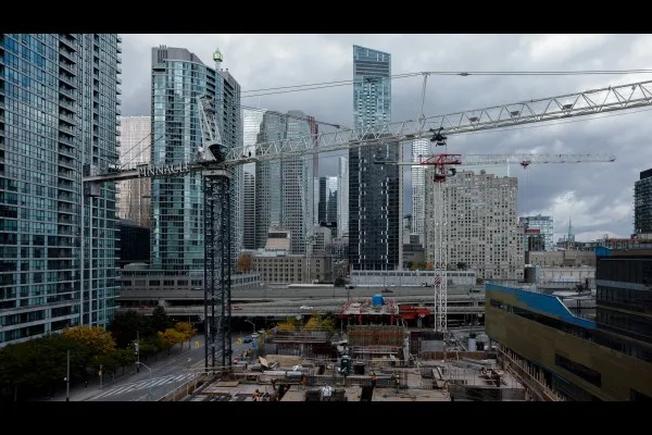 कॅनडा सरकारकडून ‘विदेशी’ंना झटका