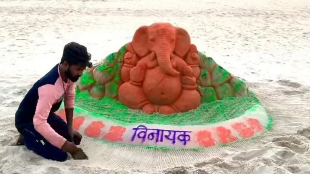 गणेश जयंतीनिमित्त वाळूशिल्पकारानं समुद्र किनाऱ्यावर साकारलं गणेशाचं शिल्प