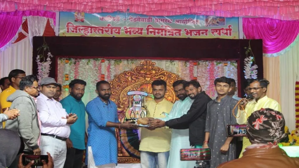 कारीवडे जिल्हास्तरीय भजन स्पर्धेत सांगेली सनामदेव भजन मंडळ प्रथम