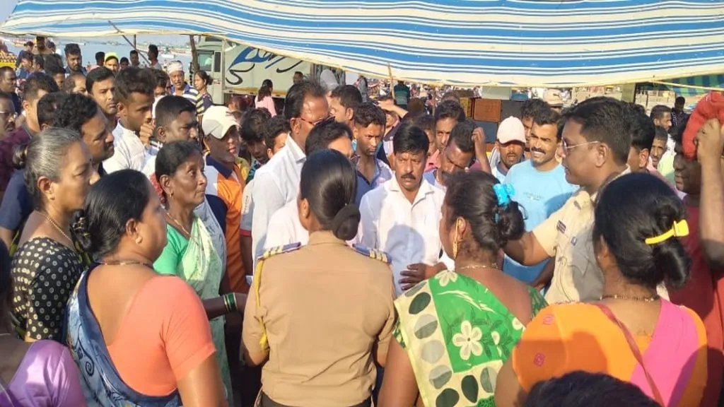 इलेक्ट्रिक वजनकाट्यावर मासे विक्रिवरून मालवणात तणाव