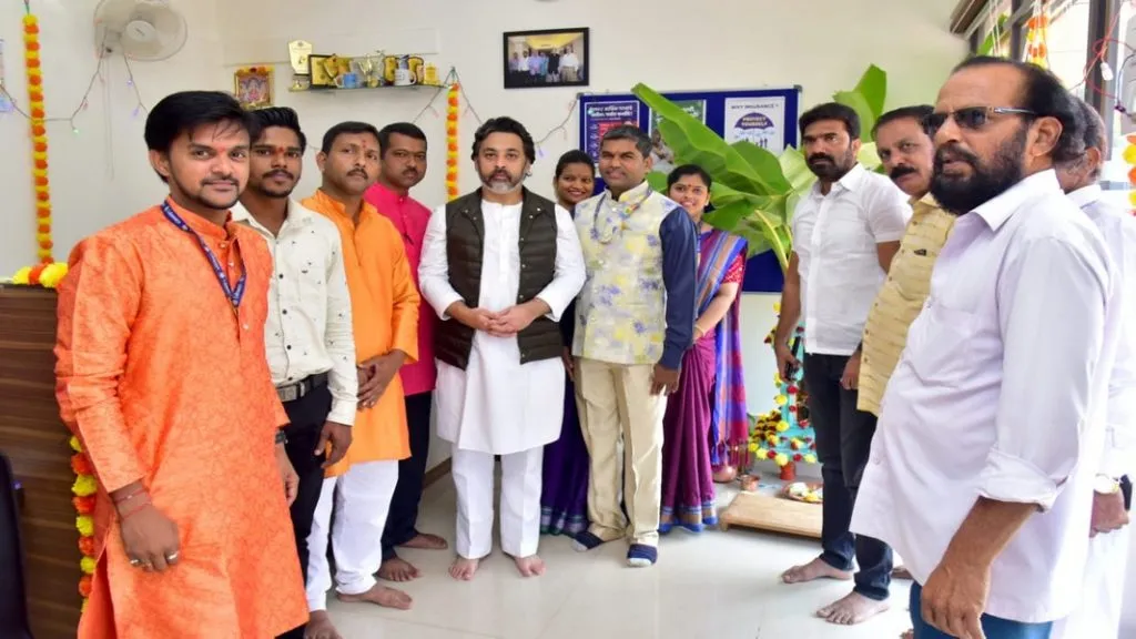 लोकमान्य मालवण शाखेच्या वर्धापन दिनानिमित्त माजी खा. निलेश राणेंची भेट