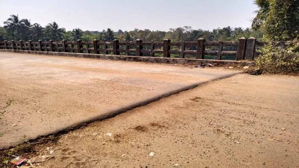 तेरेखोल नदीवरील ओटवणे पुलाला जोडणारा रस्ता खचला
