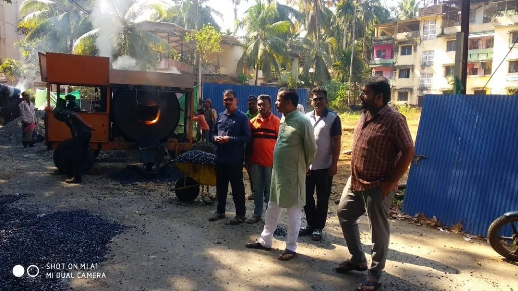 माजी नगराध्यक्ष संजू परब यांनी केली खड्डे बुजवण्याच्या कामाची पाहणी