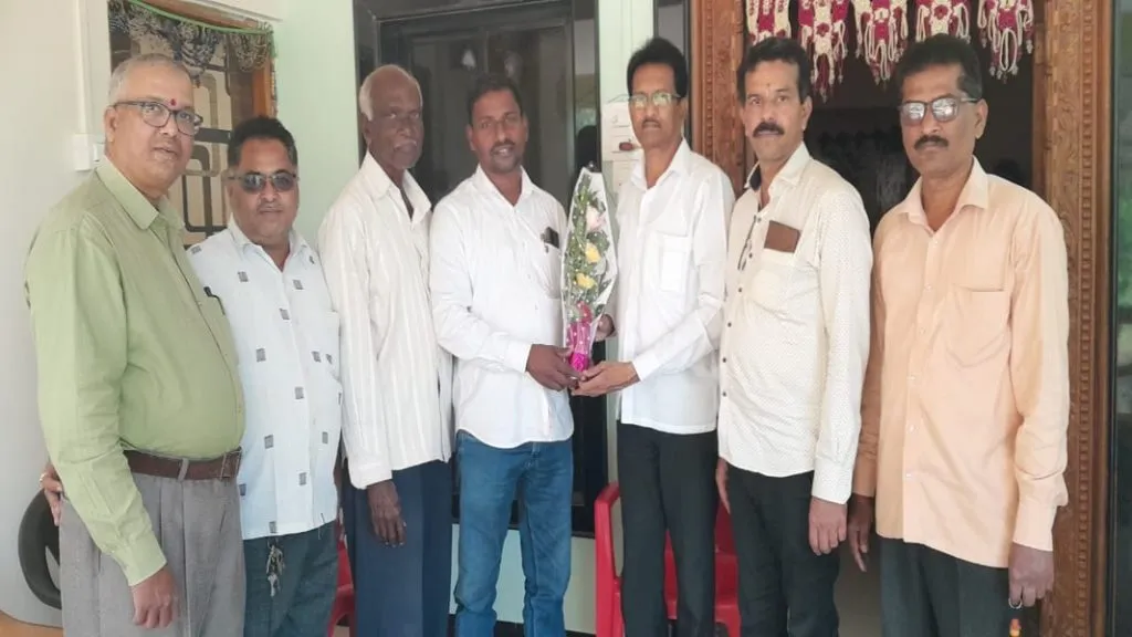 विलवडे सरपंच प्रकाश दळवी यांचा काँग्रेस जिल्हाध्यक्ष इर्शाद शेख यांच्या हस्ते सत्कार