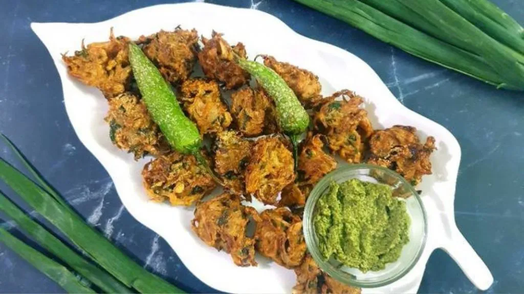 Spring Onion Pakoda: ट्राय करा कांद्याच्या पातीची टेस्टी भजी