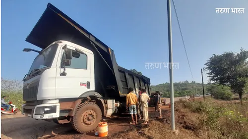 Ratnagiri : काळ्या दगडाची वाहतूक करणाऱ्या डंपरने घेतला पेट
