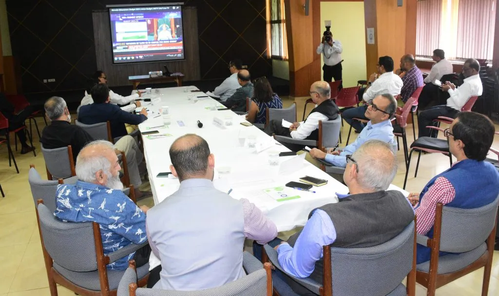 सत्ताधारी, उद्योजकांकडून स्वागत, विरोधकांची टीकाच!