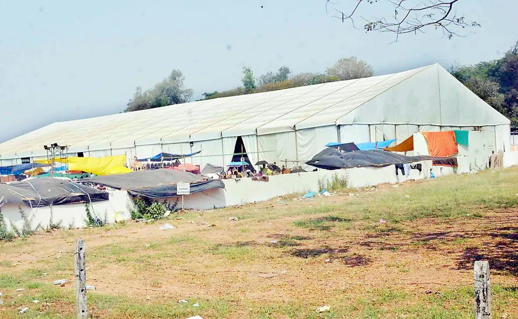 लोकोत्सव मंडपात पंख्याची सुविधा नसल्याने गैरसोय