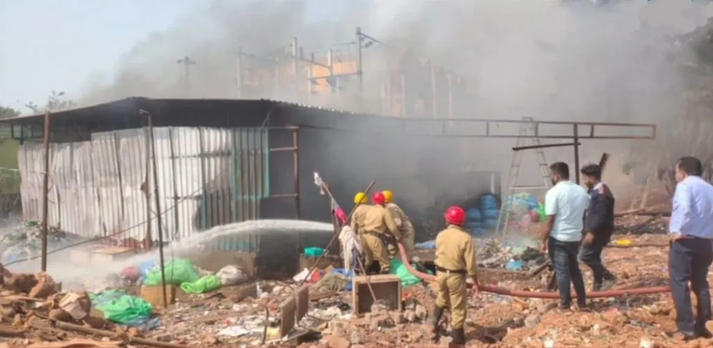 दाबोळीत कचऱ्याच्या शेडला आग