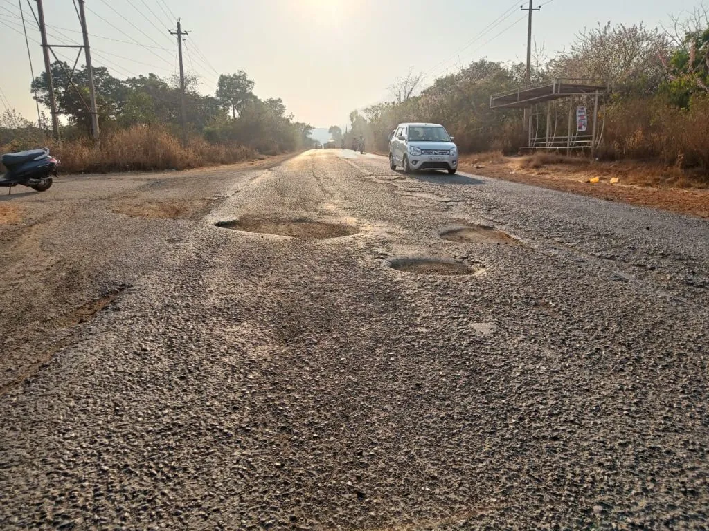 किणये मुख्य रस्त्याची दुरुस्ती करणार कोण?