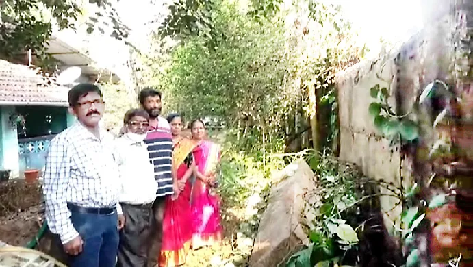 काँक्रिटचा कठडा घरासमोर कोसळला