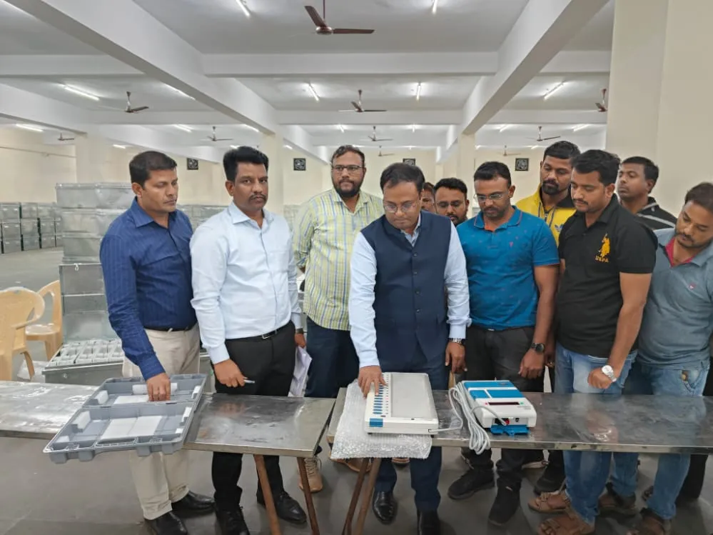 व्हीव्हीपॅट यंत्रांची जिल्हाधिकाऱ्यांकडून पाहणी