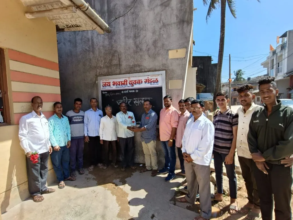 आग आटोक्यात आणणाऱ्या तरुणांचा सत्कार