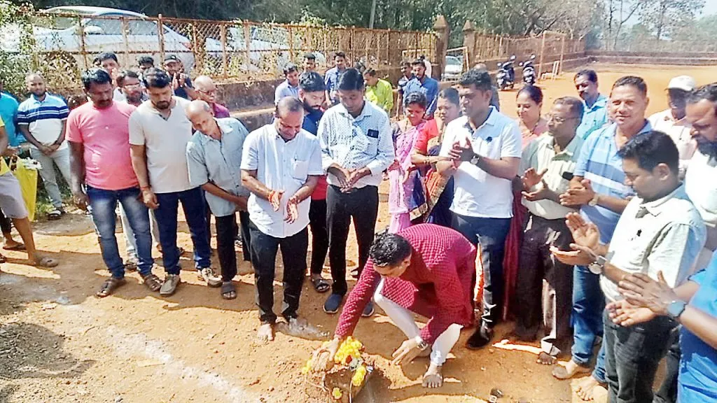 भोम येथील मैदानाच्या विस्तार कामाला प्रारंभ