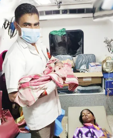 रुग्णवाहिकेतच महिला प्रसूत