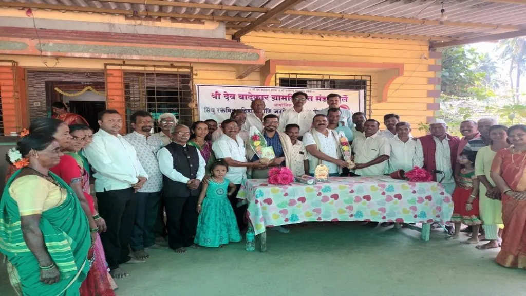 रक्तदान शिबिरात डॉ. संजीव लिंगवत व संदेश गोसावी यांचा गौरव