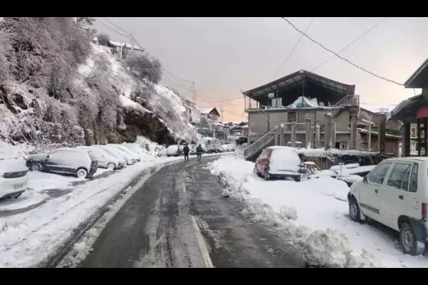 हिमाचल प्रदेशात जोरदार हिमवृष्टी, 176 रस्ते बंद