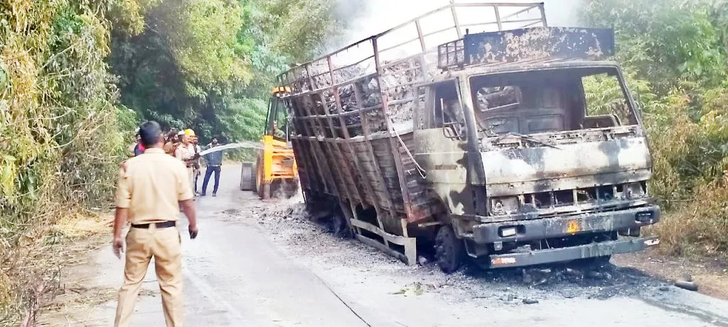 अनमोड घाटात ट्रक जळून खाक