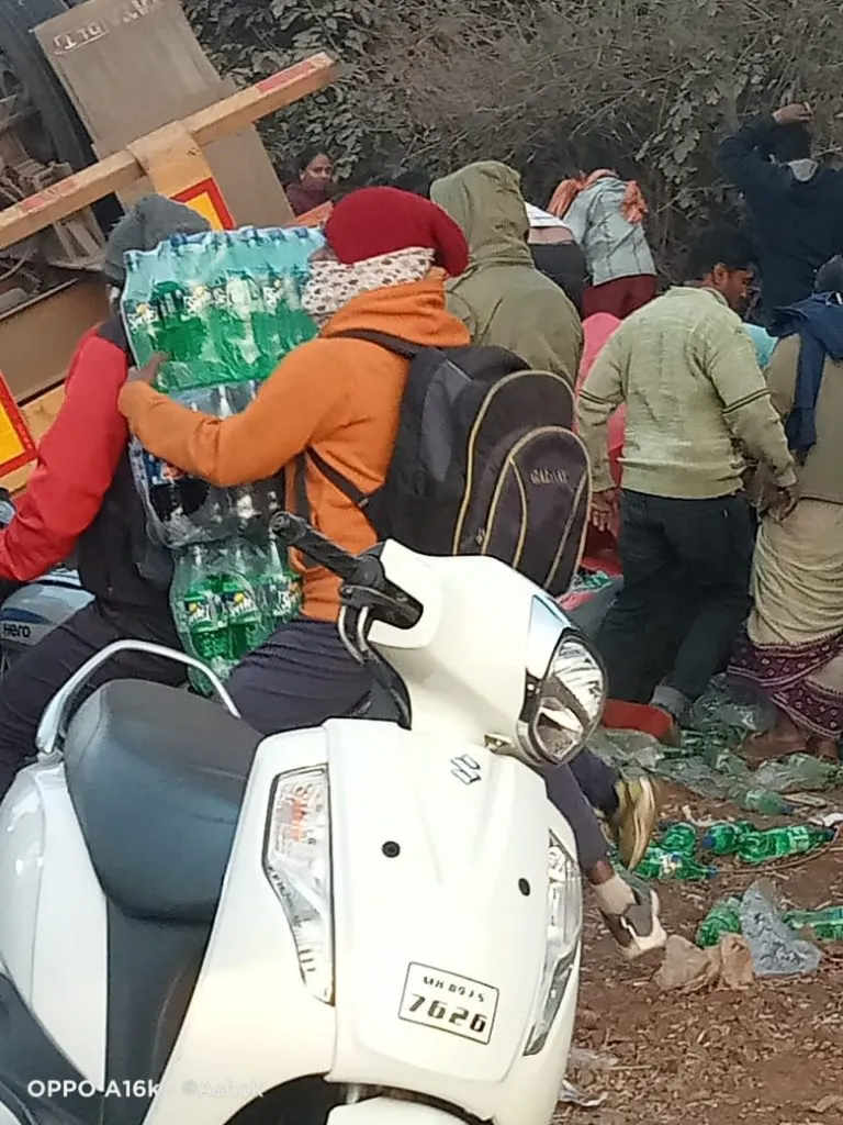 Kolhapur Breaking: पिराचीवाडी घाटात शीतपेयांचा कंटेनर लुटला , नागरिकांची झुंबड