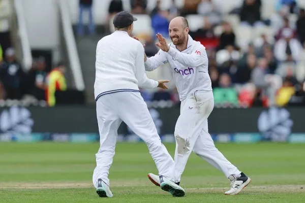 इंग्लंडच्या भेदक माऱयासमोर न्यूझीलंडची घसरगुंडी