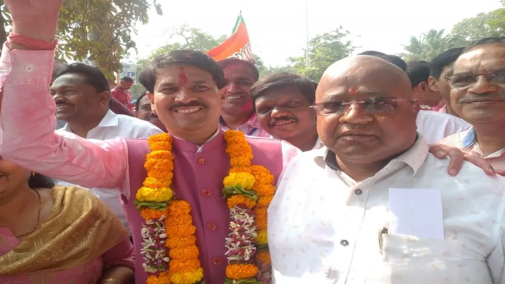 कोकण शिक्षक मतदारसंघात बाळासाहेबांची शिवसेना आणि भाजप युतीचे उमेदवार ज्ञानेश्वर म्हात्रे यांचा दणदणीत विजय