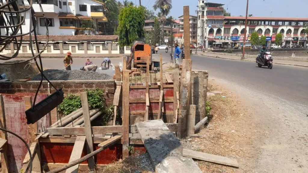 तीन मुशी परिसरातील धोकादायक नाल्याचे बांधकाम सुरू