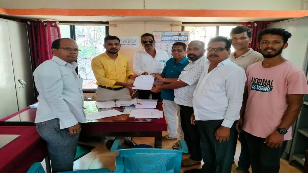 मालवणात रस्ता डांबरीकरणासाठी निवेदन