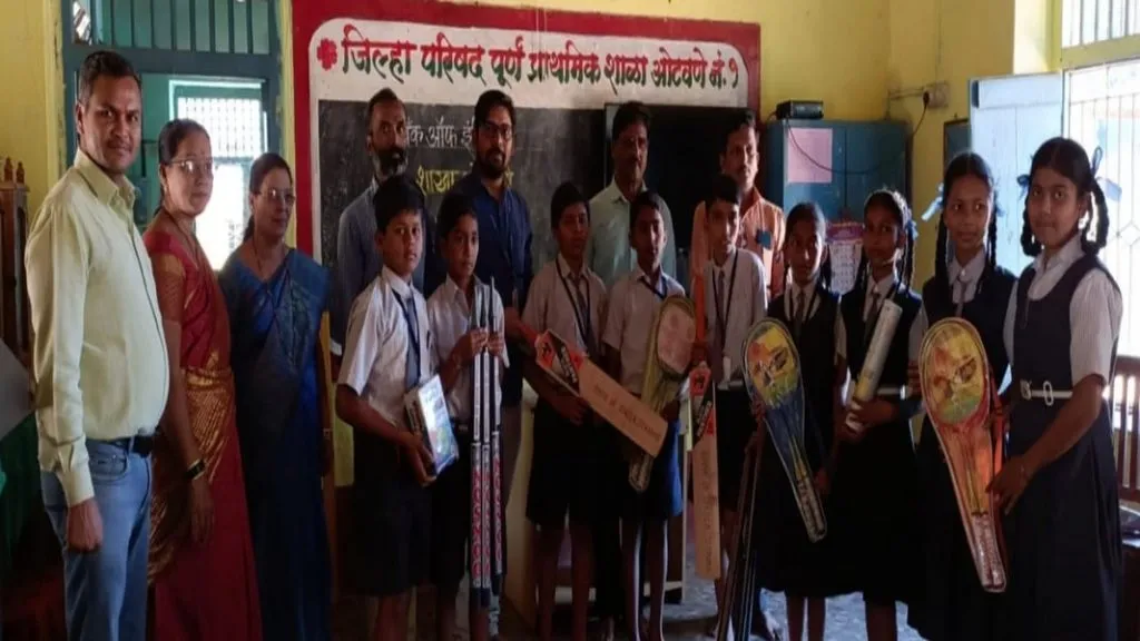 ओटवणे शाळा नंबर १ ला क्रिकेट व बॅडमिंटन साहित्य प्रदान