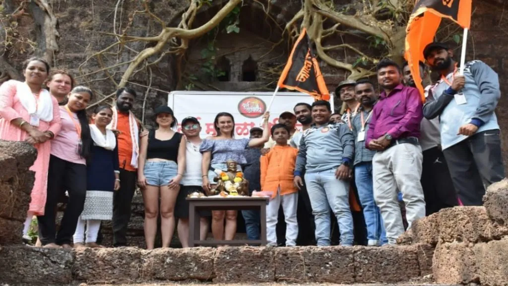 बांदा येथील रोजे घुमट येथे संवर्धन मोहिमेतून शिवजन्मोत्सव साजरा