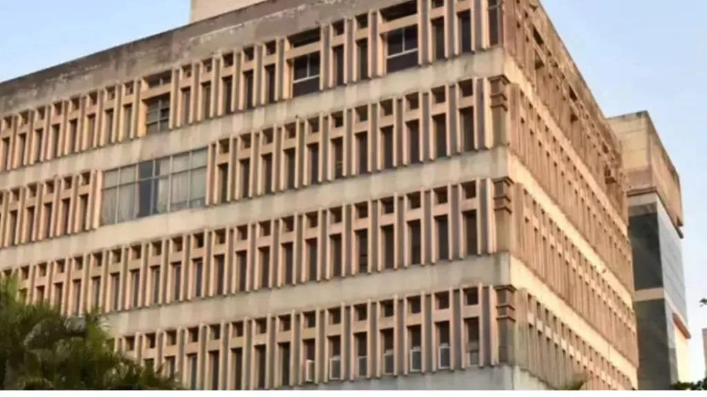 कोल्हापूर जिल्हा बँकेचे कर्मचारी सुनील लाड यांना हृदयविकाराचा झटका