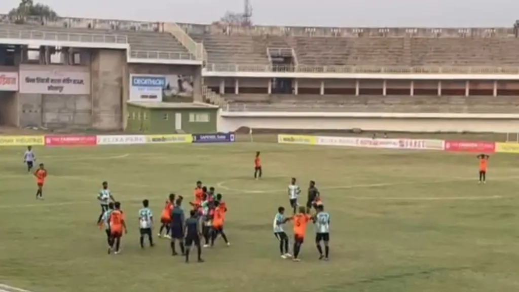 कोल्हापूरच्या फुटबॉलला पुन्हा एकदा गालबोट: सामन्यादरम्यान मैदानातच खेळाडूंच्यात फ्रीस्टाइल हाणामारी