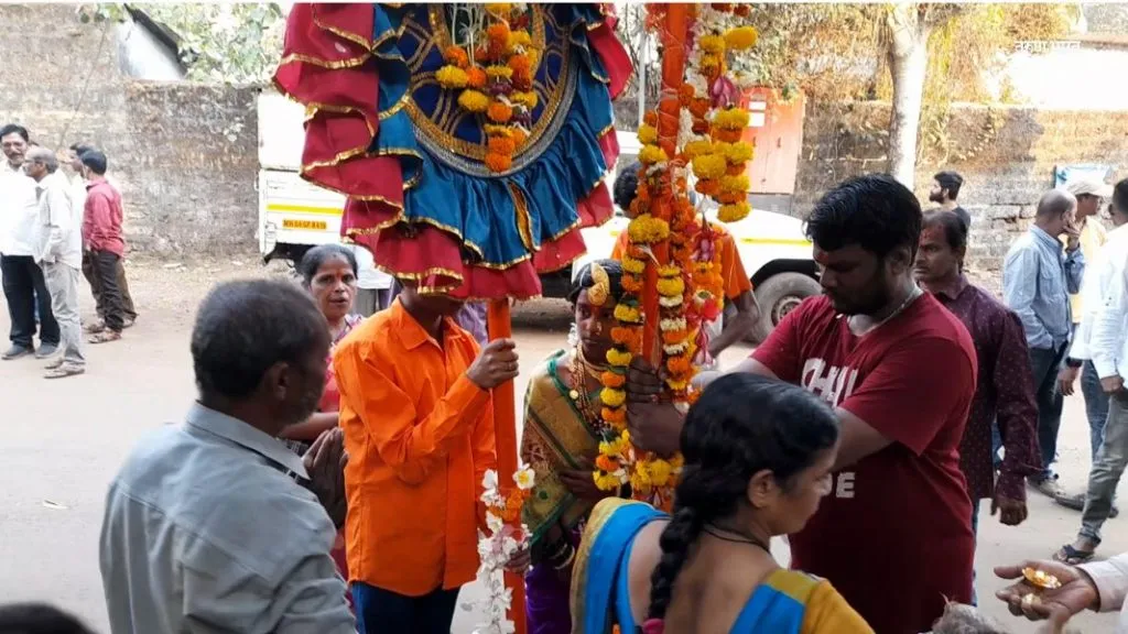 रत्नदुर्गवरील श्री भगवती देवीची निशाणकाठी उभी करुन शहरातील देवांची झाली हातभेट