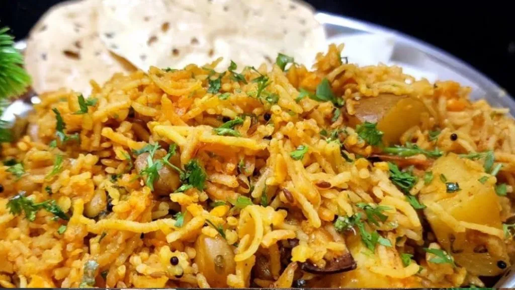 रात्रीच्या जेवणाचा कंटाळा आलाय?मग ट्राय करा झटपट खानदेशी खिचडी