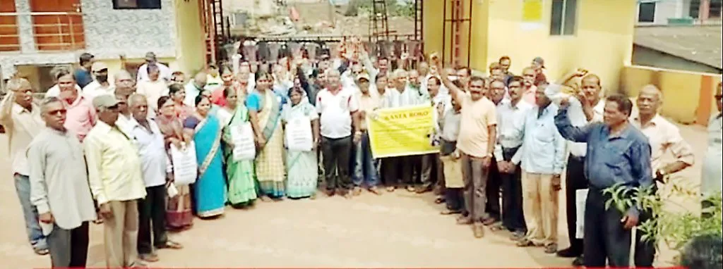 निवृत्त कर्मचाऱ्यांची वाढीव पेन्शनसाठी झुआरीनगरात निदर्शने